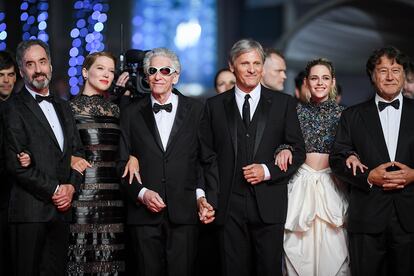 El equipo de la película 'Crimes Of The Future', de izquierda a derecha: Don McKellar, Léa Seydoux, el director, de David Cronenberg, Viggo Mortensen, Kristen Stewart y Robert Lantos, el lunes en la alfombra roja antes de asistir a la proyección del filme.
