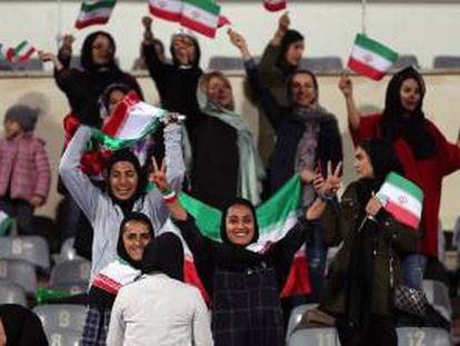 Mujeres iraníes, en un partido contra Bolivia en Teherán.