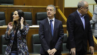 Los 28 parlamentarios electos del PNV, entre ellos Urkullu, entregan sus credenciales en la Cámara vasca.