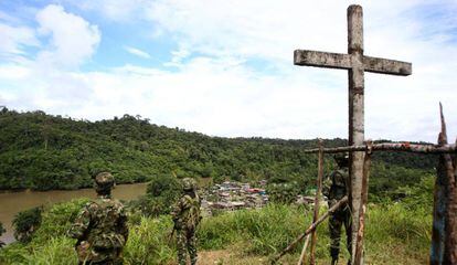 Un grupo de soldados vigilan el Valle del Cauca (Colombia) tras la captura de varias toneladas de droga.