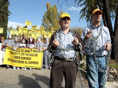 Los concejales de Algete Jes&uacute;s Coca (izquierda) y Jaime del Barrio protagonizaron el mes pasado un acto de protesta contra el ruido.