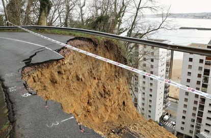 <b>La carretera de Hondarribia.</b> Estado de una carretera en la localidad guipuzcoana de Hondarribia tras las intensas precipitaciones causadas por el temporal la semana pasada.