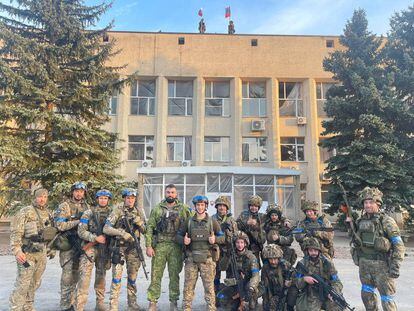 Imagen difundida por redes sociales de soldados ucranios posando en la ciudad de Liman.