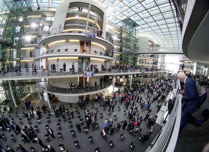 Los participantes en la asamblea federal a su llegada al edificio Paul-Löbe-Haus del Parlamento. 