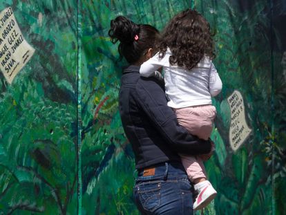 Una madre con su hija, en México.