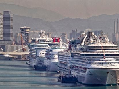 Una imagen de tres cruceros en el Port Olímpic de Barcelona.