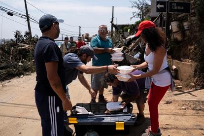 Voluntarios reparten comida en Viña del Mar.