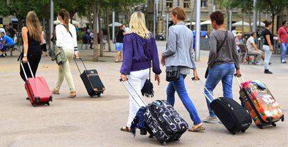 Turistas con maletas en el centro de Valencia
