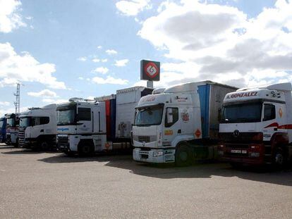 Una fila de camiones aparcados, en Badajoz.