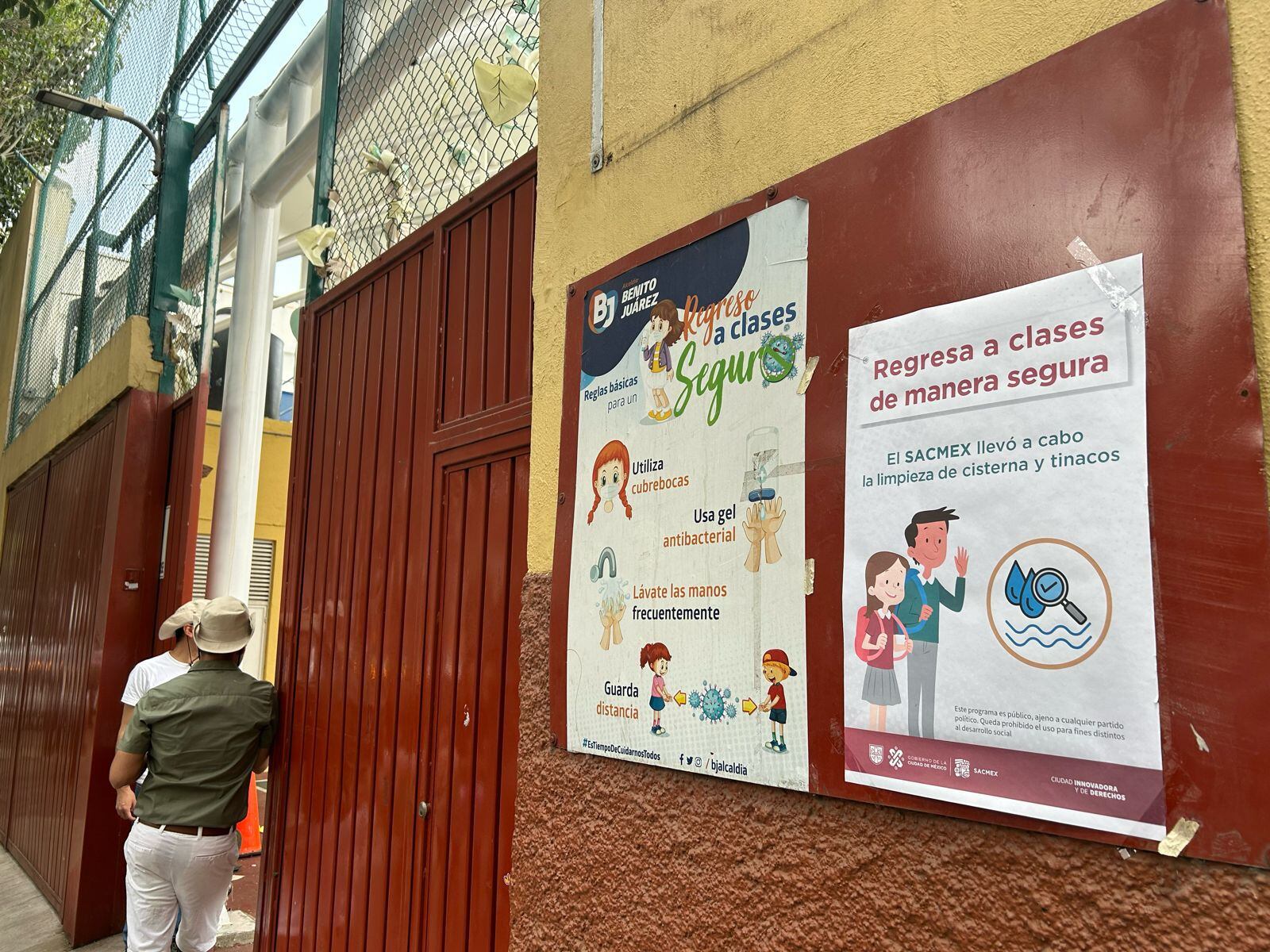 Cárteles con información sobre el agua contaminada en una escuela en la colonia Nápoles.