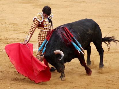 López Chaves torea sobre la mano derecha a uno de los toros de Valdellán.