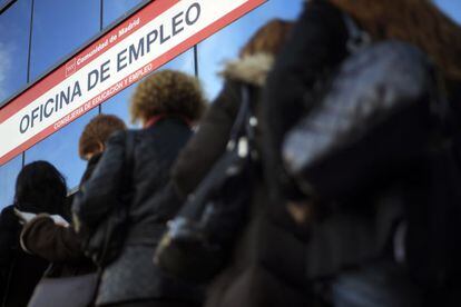 Mujeres hacen cola en una oficina de empleo. 