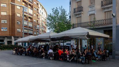 Varias personas en la terraza de un bar de Madrid (España).
