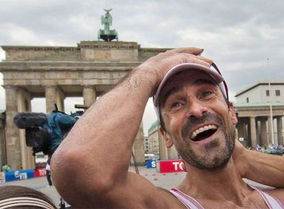 Jesús Ángel García Bragado muestra su alegría por el tercer puesto conseguido en los 50 kilómetros marcha ante la Puerta de Brandeburgo.