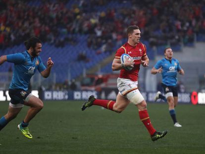 George North, de Gales, se escapa de Luke McLean