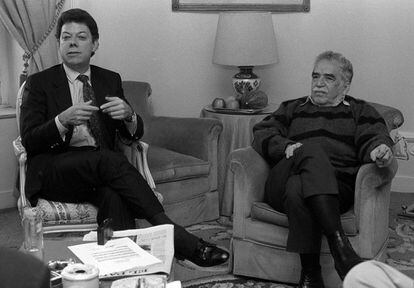 Juan Manuel Santos, junto a Gabriel Garc&iacute;a M&aacute;rquez, en 1997. 