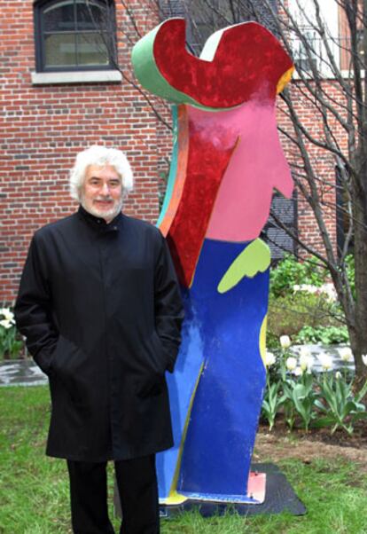 Cristóbal Gabarrón, ante su escultura 'Dulcinea', colocada en 2005 en Nueva York.