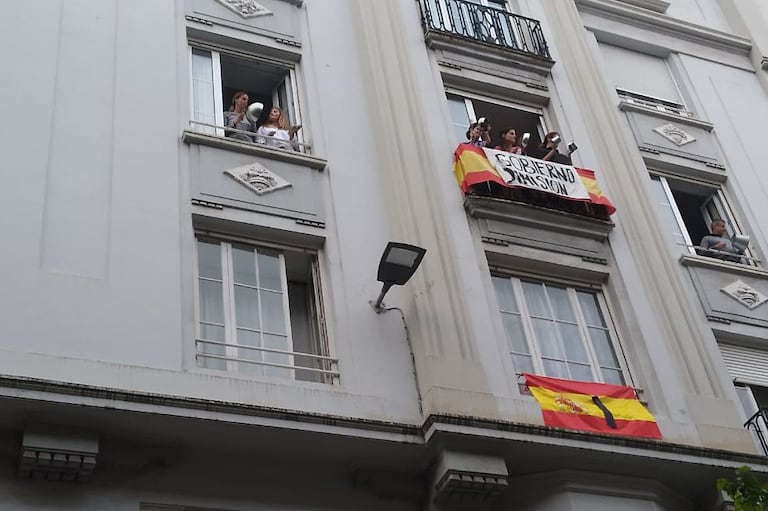 Varias personas golpean cacerolas en un balcón de la calle de Hernán Cortés en Santander.
