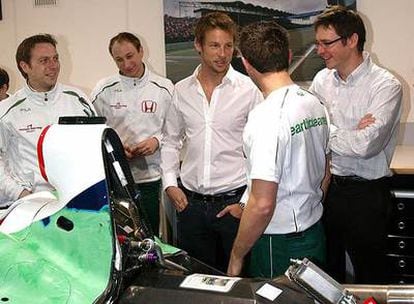 Jenson Button, ayer, con algunos miembros del equipo Honda.