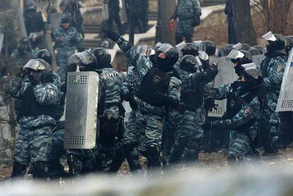 Agentes de la policía antidisturbios lanzan granadas de aturdimiento contra los manifestantes, durante los disturbios en el centro de Kiev, Ucrania, lunes, 20 de enero de 2014. 