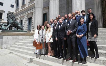 El líder de Vox, Santiago Abascal y el resto de diputados del grupo, tras la recogida de credenciales en el Congreso de los Diputados.