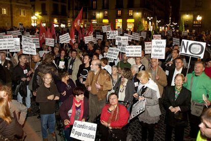 Miles de personas se concentraron en la plaza de Sant Jaume para protestar por la visita del Papa.