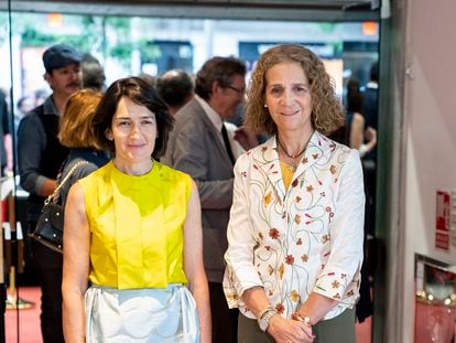 La directora de cine Ángeles González Sinde y la Infanta Elena a su llegada al preestreno de la película ‘El comensal’, el 23 de mayo de 2022 en Madrid.