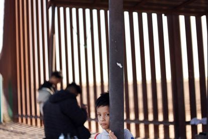 Valenti, un niño peruano de cinco años, espera a que su caso sea procesado por las autoridades migratorias junto a su familia, este viernes en el paso de Yuma (Arizona).