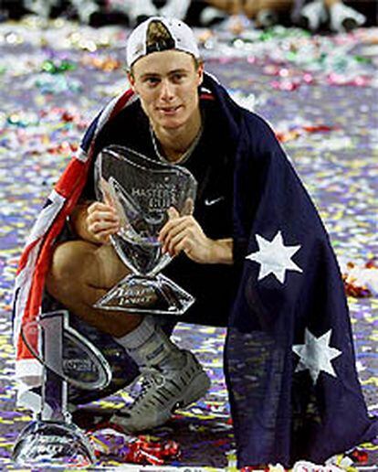 Lleyton Hewitt, con la bandera australiana y sus trofeos.