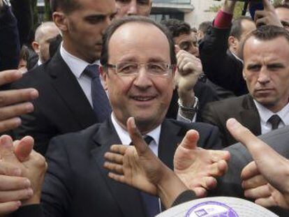 El presidente franc&eacute;s, Fran&ccedil;ois Hollande, ayer tras su visita a un colegio en Les Mureaux, cerca de Par&iacute;s. 