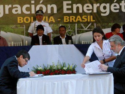 Los directores de Yacimientos Petrol&iacute;feros Fiscales Bolivianos y Petrobras firman el acuerdo ante Evo Morales.