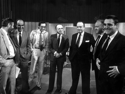De izquierda a derecha, el periodista José Luis Balbín, Miquel Roca (CiU), Alfonso Guerra (PSOE), Santiago Cariillo (PCE), Manuel Fraga (AP), Xabier Arzalluz (PNV) y Agustín Rodríguez Sahagún (CDS), en un debate de 'La Clave' el 1 de octubre de 1982.