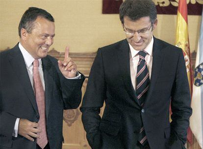 El conselleiro de Infraestructuras, Agustín Hernández, conversa con Feijóo tras presentar el avance del Plan Move.