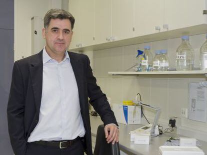 Laureano Sim&oacute;n, fundador de Oncomatrix, en su laboratorio.