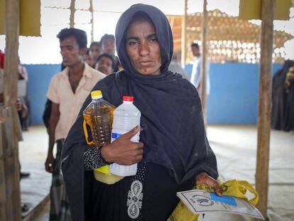 Una rohinyá recoge en un centro de distribución de comida del Programa Mundial de los Alimentos la ración mensual de su familia.