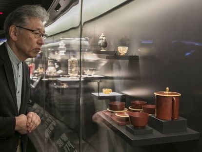 Kazumi Murose, maestro en el arte de la laca, contempla el juego de café japonés del Tesoro del Delfín en el Museo del Prado.