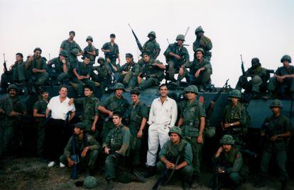 Una de las fotos de recuerdo de rodaje de 'Platoon' en Filipinas en 1986. Desde la izquierda, con camisa blanca, el productor Arnold Kopelson, Charlie Sheen, Tom Berenger, Willem Dafoe, Oliver Stone (también de blanco) y Dale Dye.