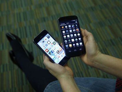 iPhone 5S, a la izquierda, y Nexus 4, con sistema operativo de Google.