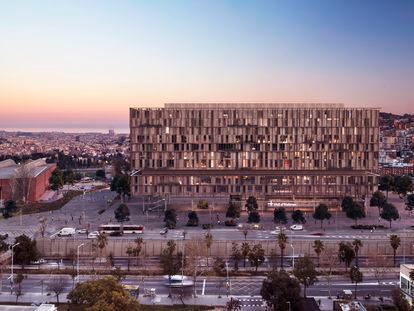 Imagen simulada de la fachada del nuevo edificio Vall d´Hebron, que empezará a construirse en 2024, frente al hospital general de la entidad.