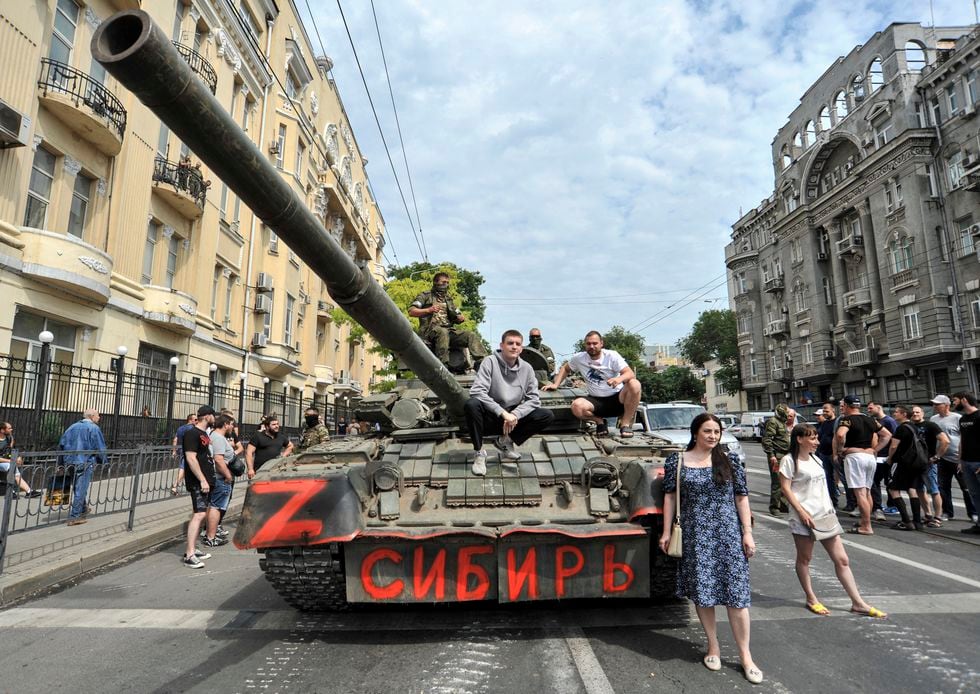 Varias personas posan para hacerse fotos junto a un tanque en el que se lee “Siberia” mientras militares de la empresa militar privada Wagner Group bloquean una calle en el centro de Rostov del Don, en el sur de Rusia, el 24 de junio. 