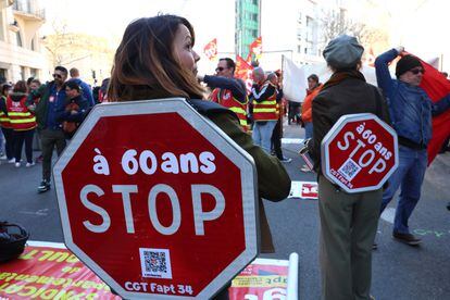 Dos jóvenes con una señal de 'stop' en la espalda durante una manifestación convocada en Montpellier (sur de Francia), este martes. 