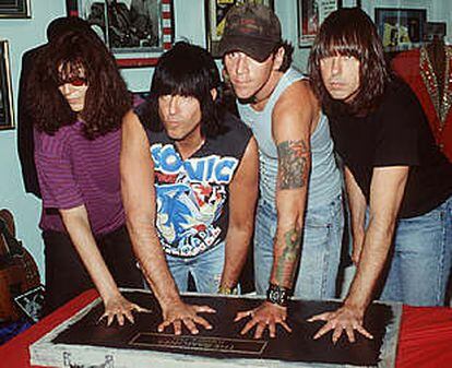 Joey Ramone (a la izquierda), líder del grupo punk The Ramones, ha fallecido a causa de un cáncer linfático.