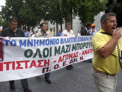 Funcionarios de la sanidad p&uacute;blica griega se manifiestan contra las medidas de austeridad impuestas por el gobierno heleno, en Atenas, Grecia el 1 de noviembre de 2012. 