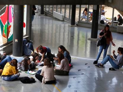 Estudiantes en los pasillos de la UAB en una imagen de archivo.