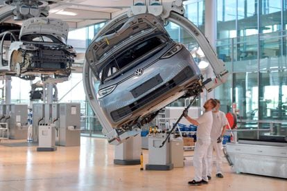 Trabalhadores na linha de montagem de carros elétricos da Volkswagen em Dresden, Alemanha.