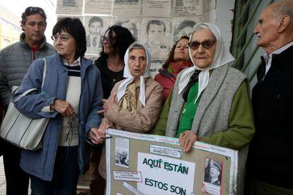 In&eacute;s Ragni y Lolin Rigoni de Madres de Plaza de Mayo al momento de anunciar una marcha contra el 2 por 1 en Neuqu&eacute;n.