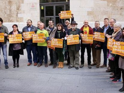 Miembros de la plataforma ante la Generalitat.