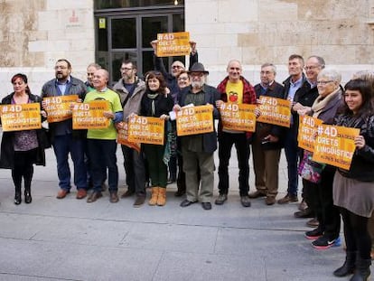 Miembros de la plataforma ante la Generalitat.