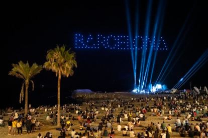 Drones escriben la palabra Barcelona sobre la playa del Somorrostro.