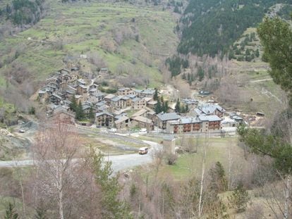 Los Pirineos están llenos de pueblos recónditos, a veces en emplazamientos inverosímiles. Os de Civís, en la provincia de Lleida, en la vertiente sur de los Pirineos, es uno de los más bonitos de la zona y tiene la particularidad de que solo se accede a él por una carretera que parte de Andorra, más exactamente desde Sant Julià de Lloria, a través del Coll de Conflent, a 2.150 metros de altitud. Con todo, el esfuerzo tiene recompensa: un paisaje pirenaico puro a más de dos kilómetros de altura. Es considerado uno de los pueblos más aislados de la península, y a punto estuvo de desaparecer al carecer históricamente de accesos, electricidad y teléfono. Pero gracias a su peculiar situación y a la magnífica preservación de sus casas ha acabado convirtiéndose en un destino turístico.
